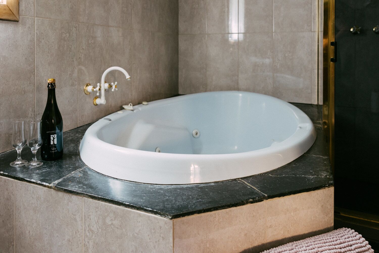 Relax with Family & Friends at Mintaro Hideaway 5 Bedroom 3 Bathroom Spa Cottage — image 8