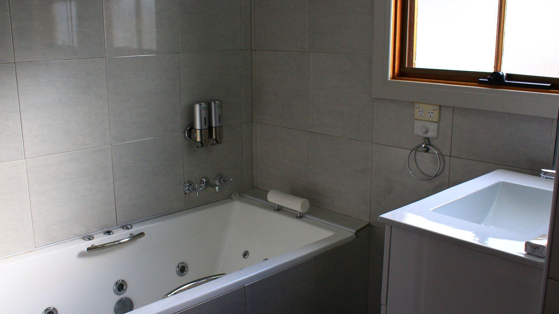 Secadora de cabello, toallas, shampoo, papel de baño 