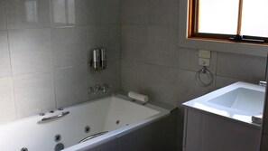 Een haardroger, handdoeken, shampoo, toiletpapier