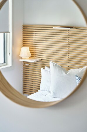5 habitaciones, escritorio y tabla de planchar con plancha 