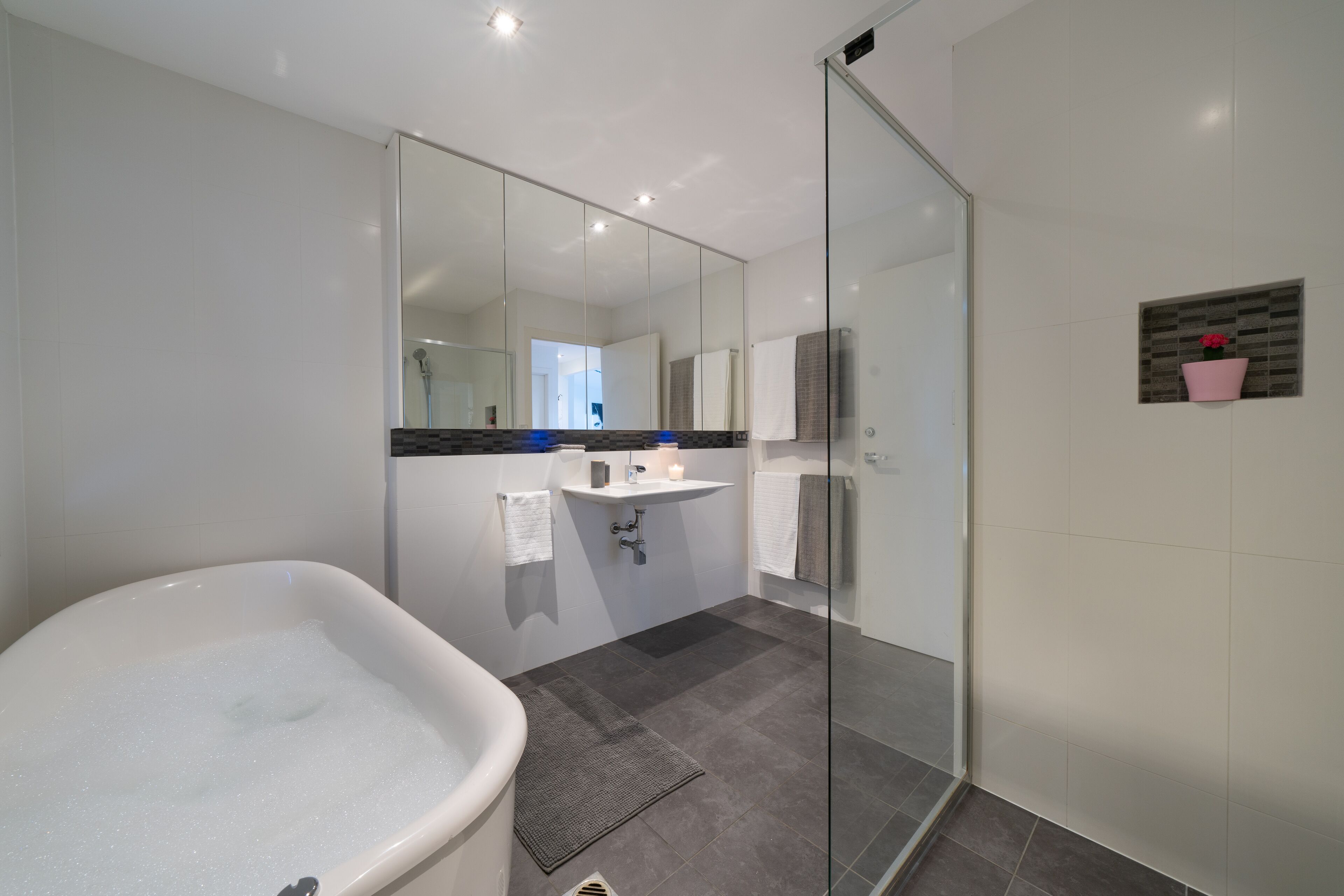 Surfers Paradise Holiday House with a Private Pool featured on Netflix — image 19