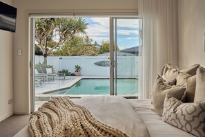 5 Schlafzimmer, Schreibtisch, Bügeleisen/Bügelbrett, Reisekinderbett