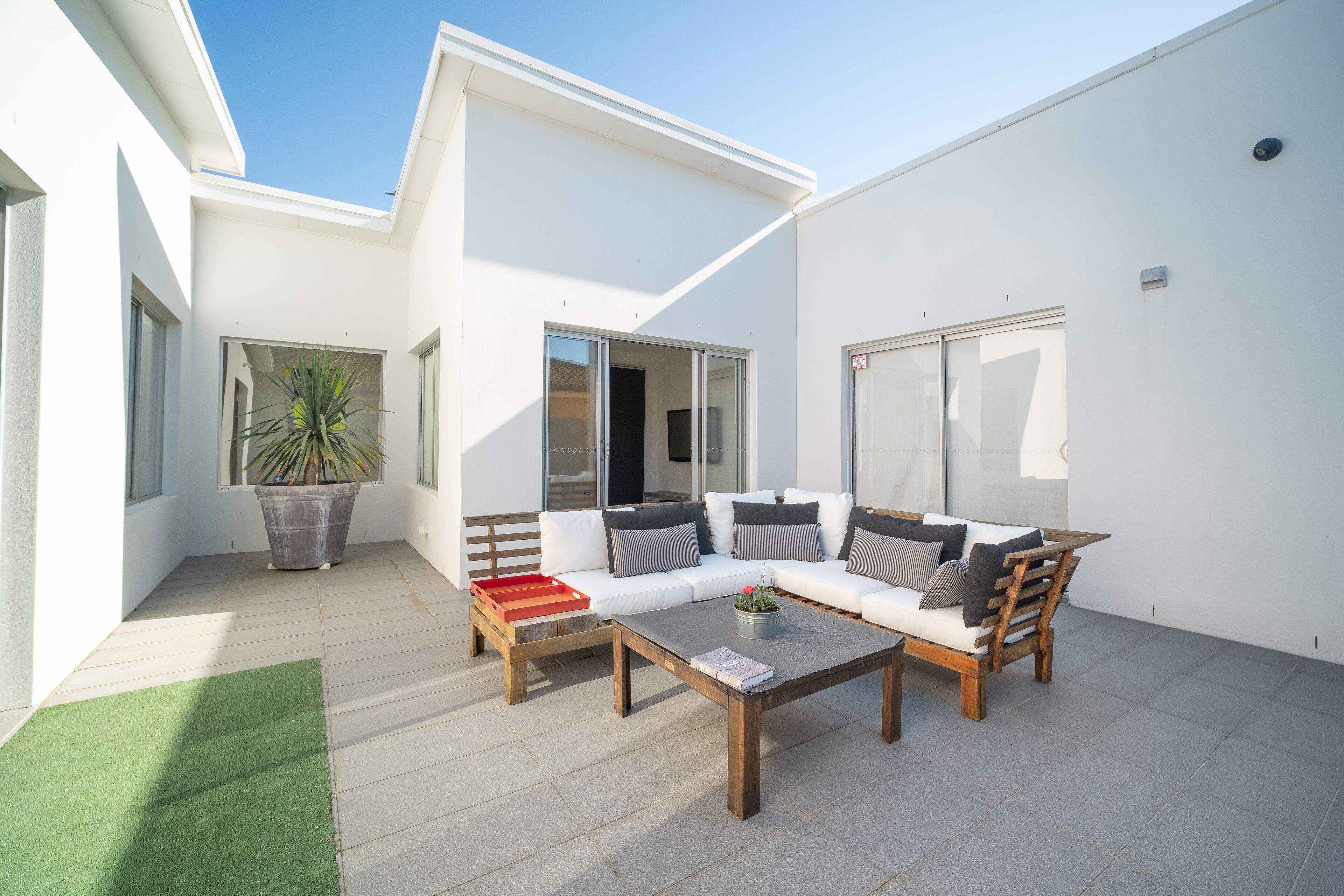 Surfers Paradise Holiday House with a Private Pool featured on Netflix — image 18