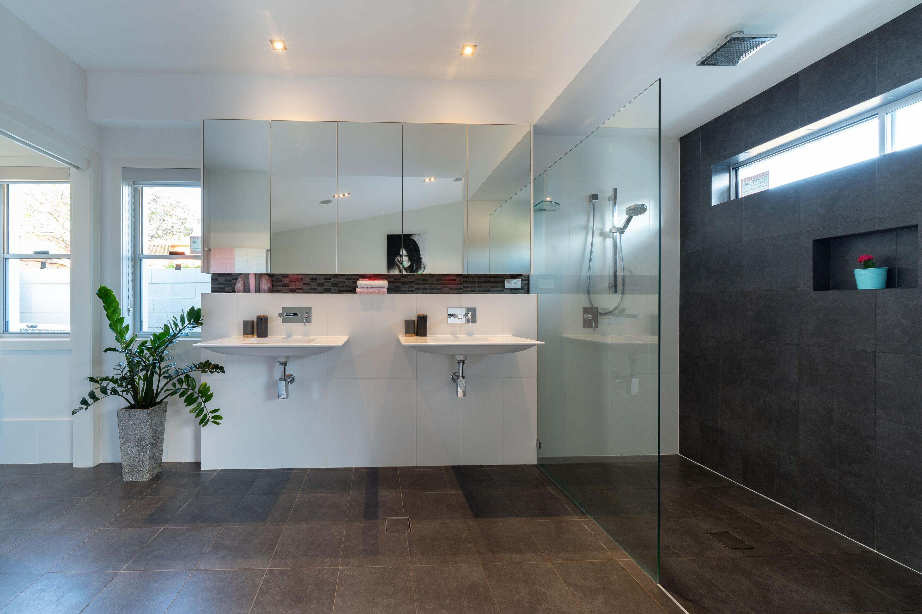 Surfers Paradise Holiday House with a Private Pool featured on Netflix — image 21