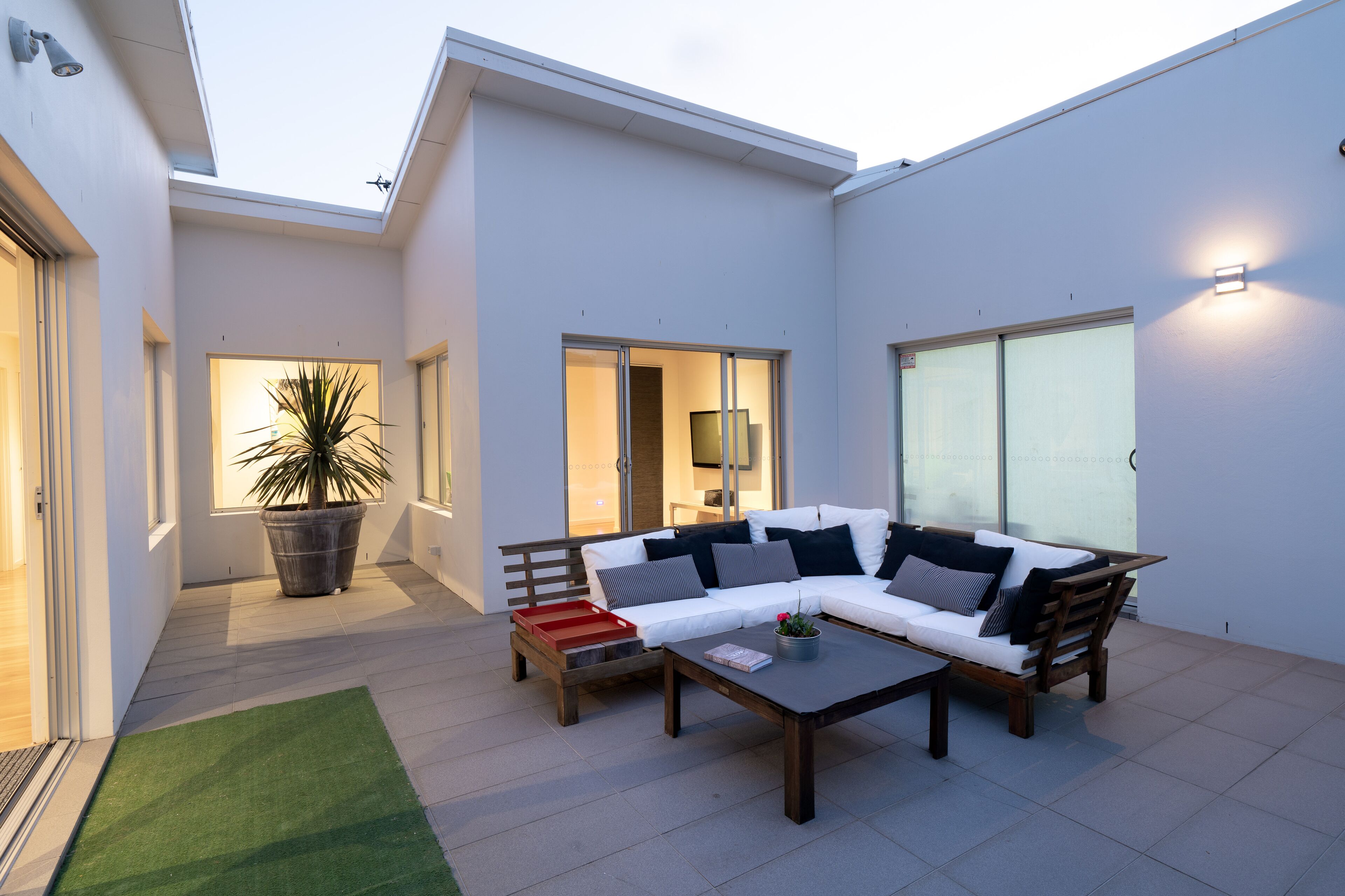 Surfers Paradise Holiday House with a Private Pool featured on Netflix — image 20