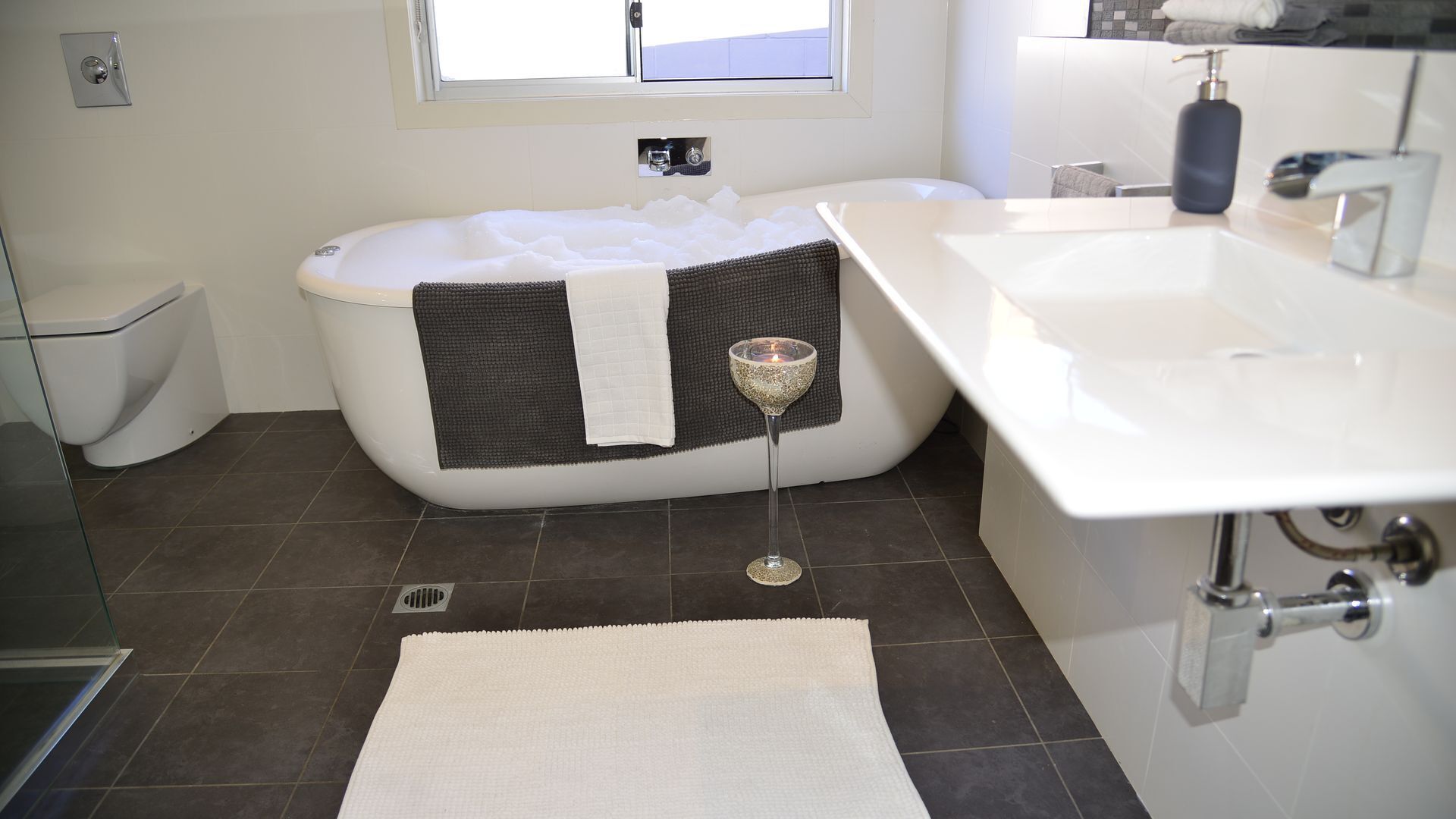 Surfers Paradise Holiday House with a Private Pool featured on Netflix — image 29