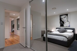 5 habitaciones, escritorio y tabla de planchar con plancha 