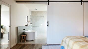 Combined shower/bathtub, jetted bath, hair dryer, towels