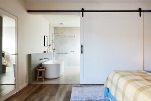 Combined shower/bathtub, jetted bath, hair dryer, towels