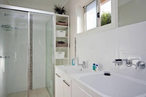 Dusche, Haartrockner, Handtücher, Seife
