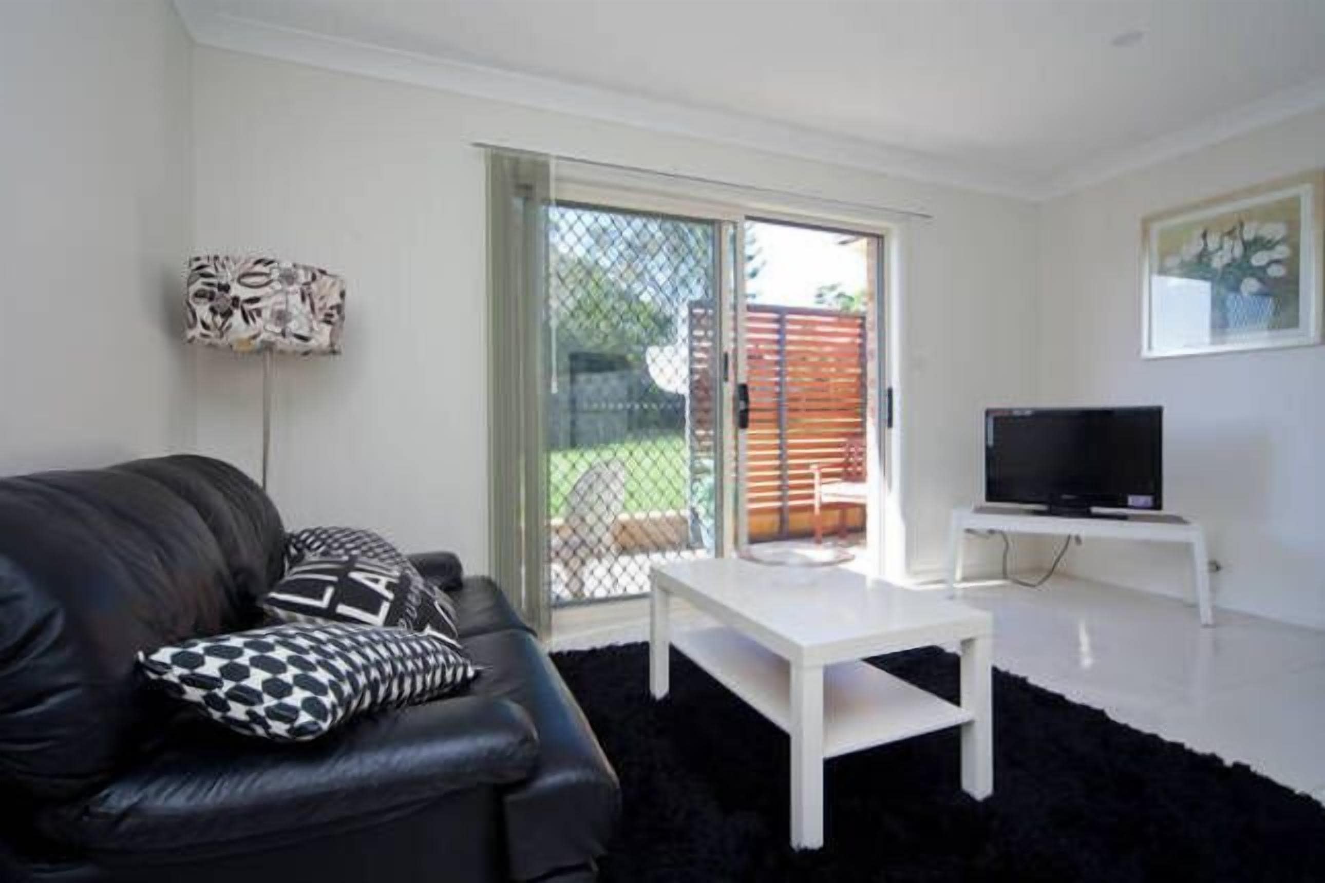 Stylish and new guesthouse \"Lakeview\" Warriewood - Mona Vale — image 5