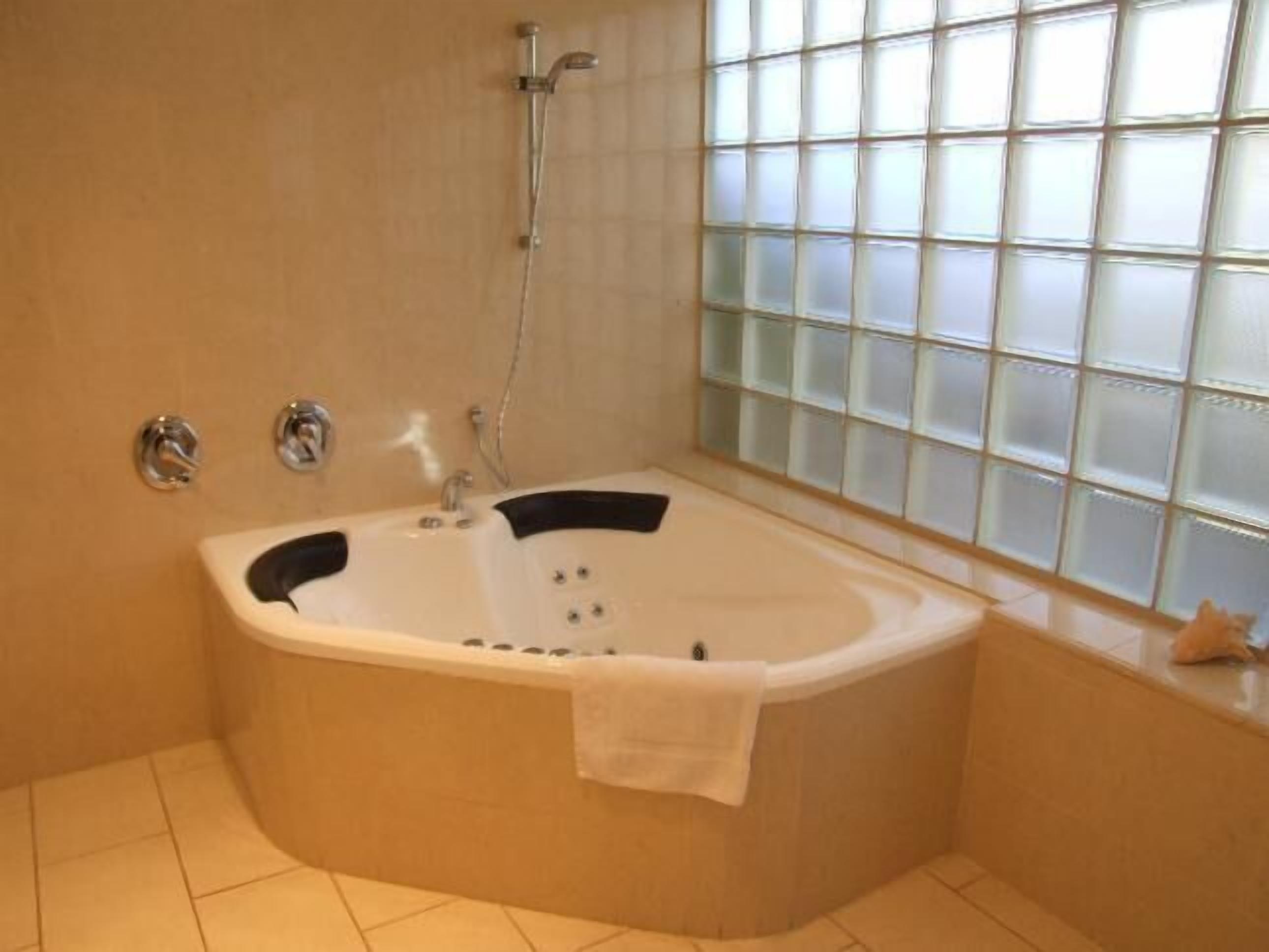 Bishops Garden Spa Suite — image 10