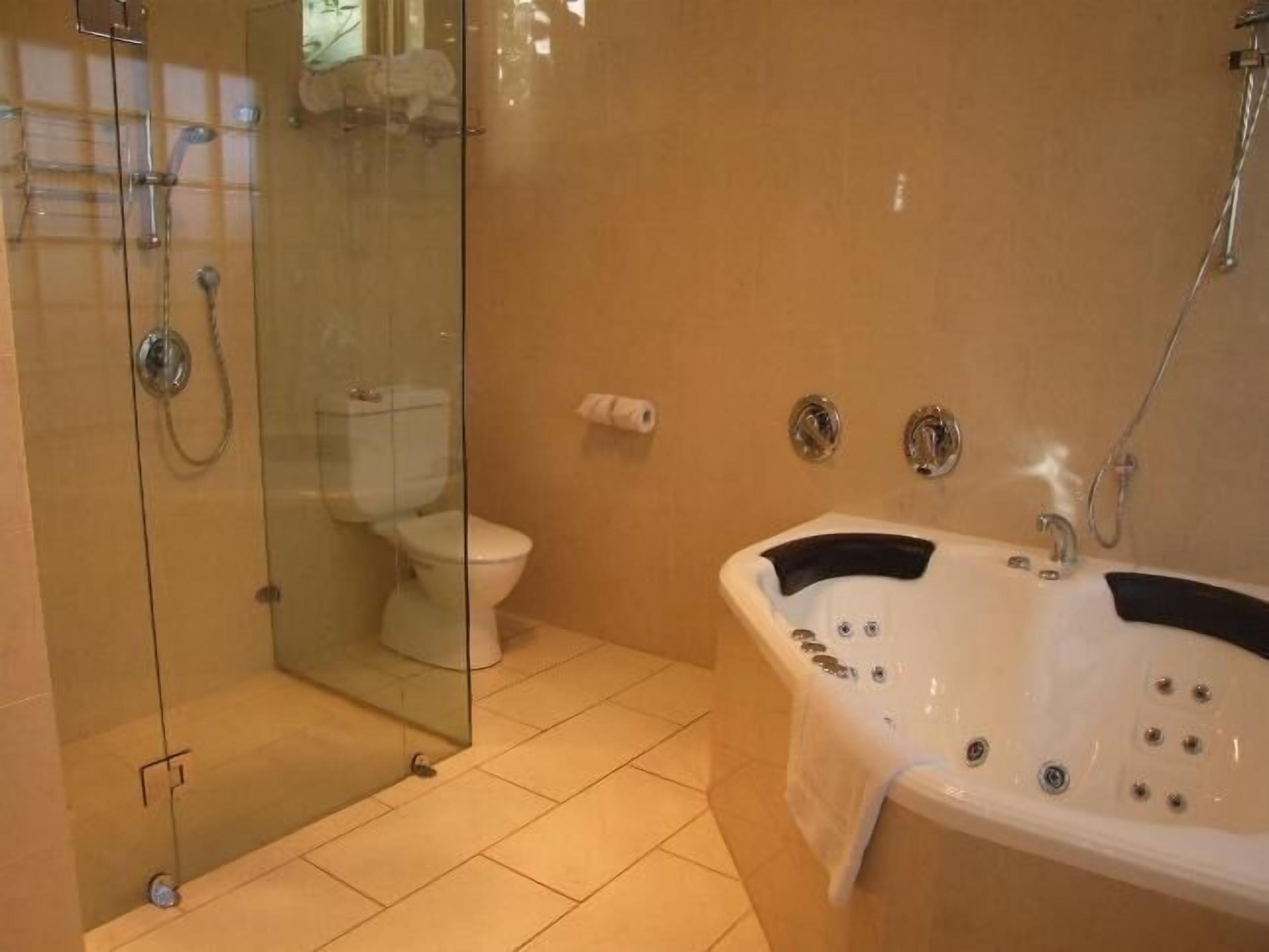 Bishops Garden Spa Suite — image 5