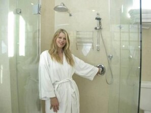 Baignoire à remous, séchoir à cheveux, serviettes fournies, savon