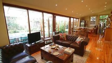 Smart TV, DVD player, books, stereo