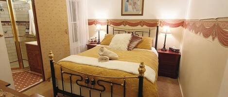 3 bedrooms, iron/ironing board, bed sheets