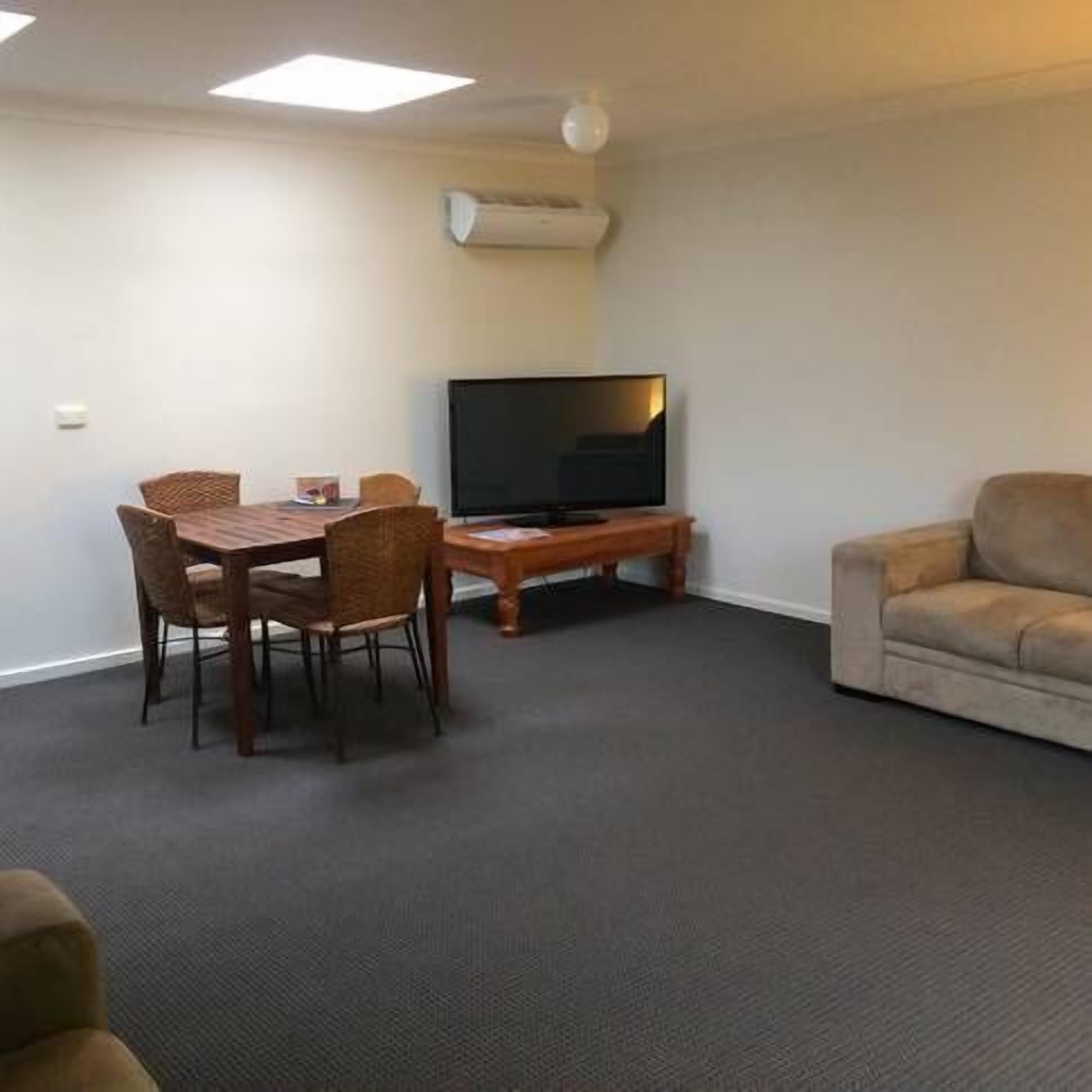 Stay on the Simmons Apartment