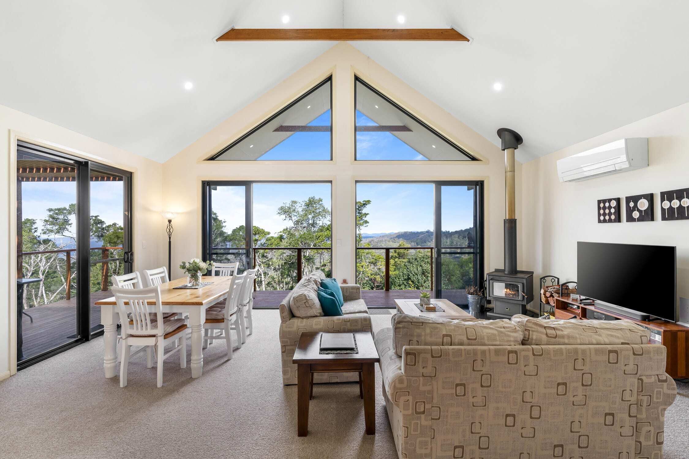 Televisión de pantalla plana, chimenea, reproductor de DVD y estéreo 