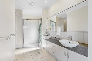 Een douche, een haardroger, handdoeken