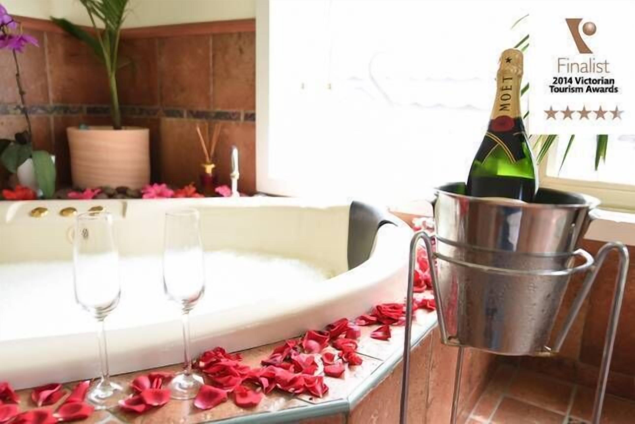 Luxury Lakeside Cottage B&B — image 14