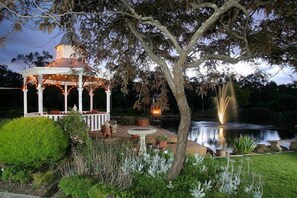 Property grounds - Luxury Lakeside Cottage B&B (Kilsyth South)