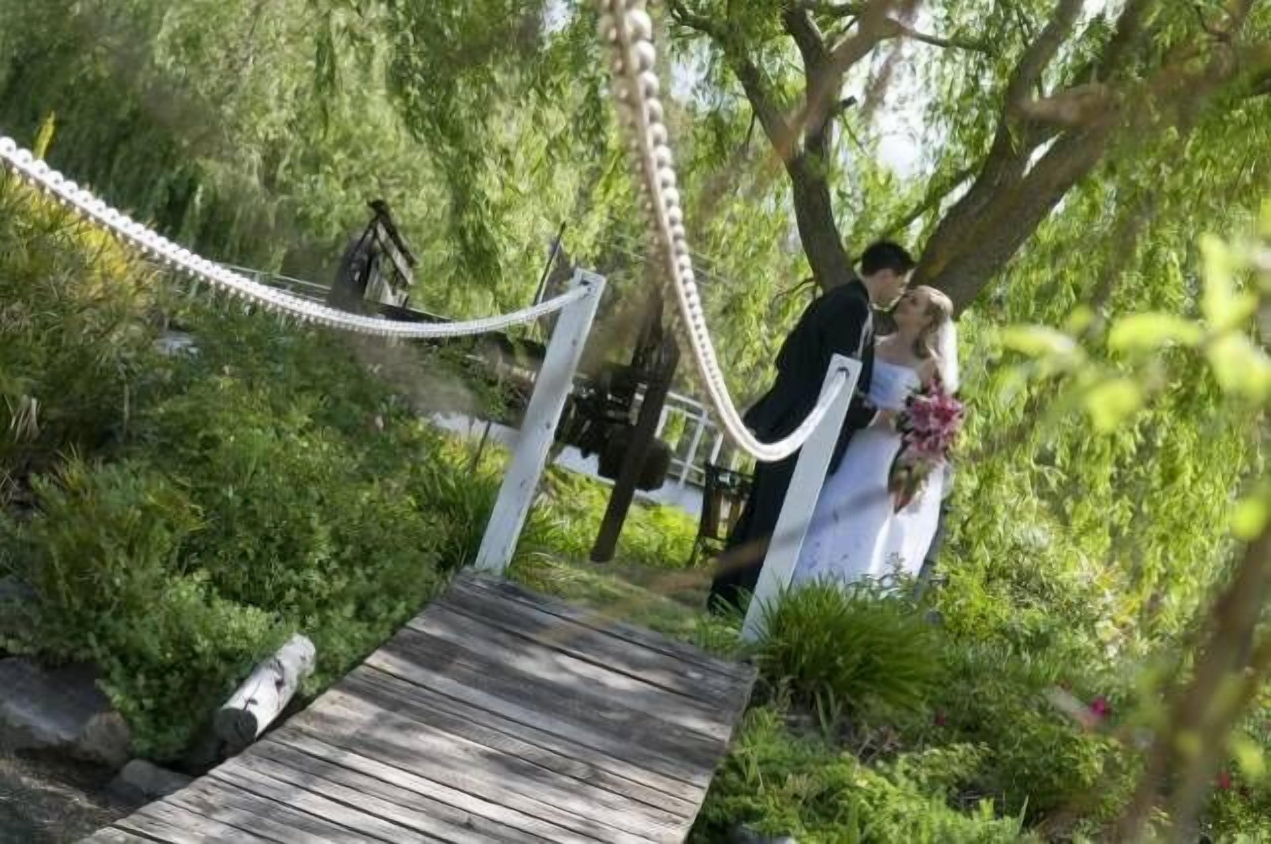 Luxury Lakeside Cottage B&B — image 20