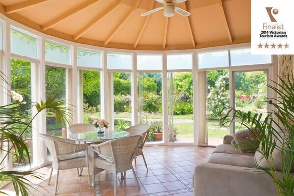 Dining - Luxury Lakeside Cottage B&B (Kilsyth South)