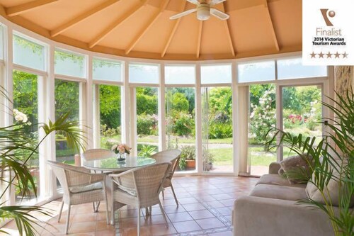 Luxury Lakeside Cottage B&B