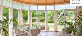 Luxury Lakeside Cottage B&B