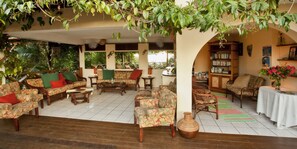 Outdoor dining - Sea view, fully staffed villa for Families & Retreats, groups of 9 - 20 guests (Cap Estate)