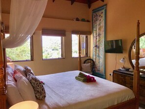 9 Schlafzimmer, Zimmersafe, Schreibtisch, Bügeleisen/Bügelbrett