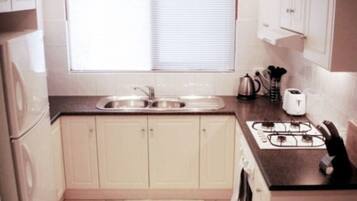 Réfrigérateur, micro-ondes, cafetière/bouilloire, chaise haute