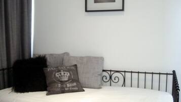 2 bedrooms, iron/ironing board, travel cot, WiFi