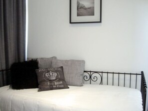2 bedrooms, iron/ironing board, travel crib, WiFi - The Durham in the heart of Glenelg (Glenelg)
