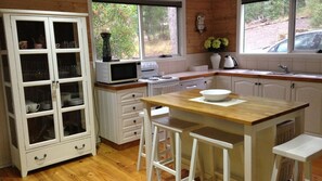 Microwave, oven, stovetop, cookware/dishes/utensils - Kooka's Cottage - Off Mountain: Family/Small Group Accommodation (Sawmill Settlement)