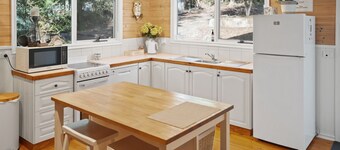 Kooka's Cottage - Off Mountain: Family/Small Group Accommodation