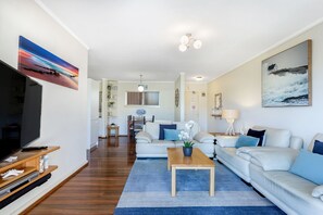 Smart TV, reproductor de DVD, videoteca y estéreo 