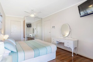 2 bedrooms, iron/ironing board, WiFi, bed sheets - Nelson Bay Prime Location - Free NBN Internet (Nelson Bay)