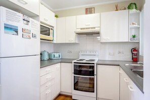 Frigorífico, microondas, horno y placa de cocina