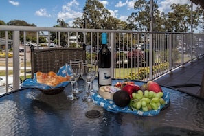 Outdoor dining - Nelson Bay Prime Location - Free NBN Internet (Nelson Bay)