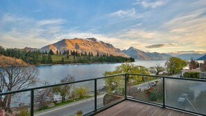 Property grounds - Deck 146 walk to town (Queenstown)