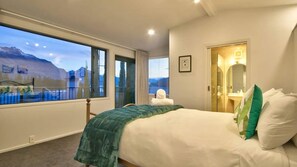 5 bedrooms, desk - Deck 146 walk to town (Queenstown)