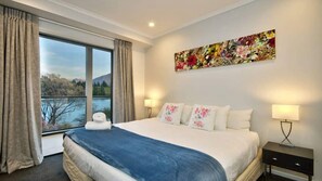 5 bedrooms, desk - Deck 146 walk to town (Queenstown)