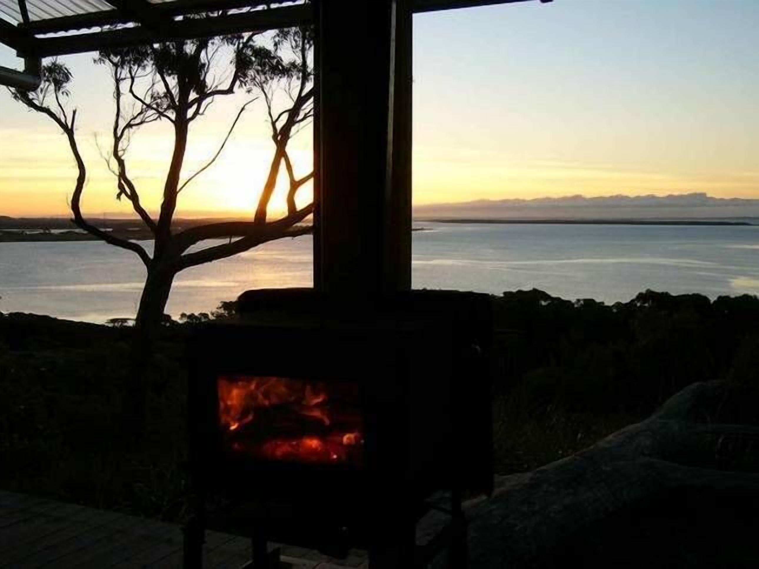 Island View Spa Cottage — image 5
