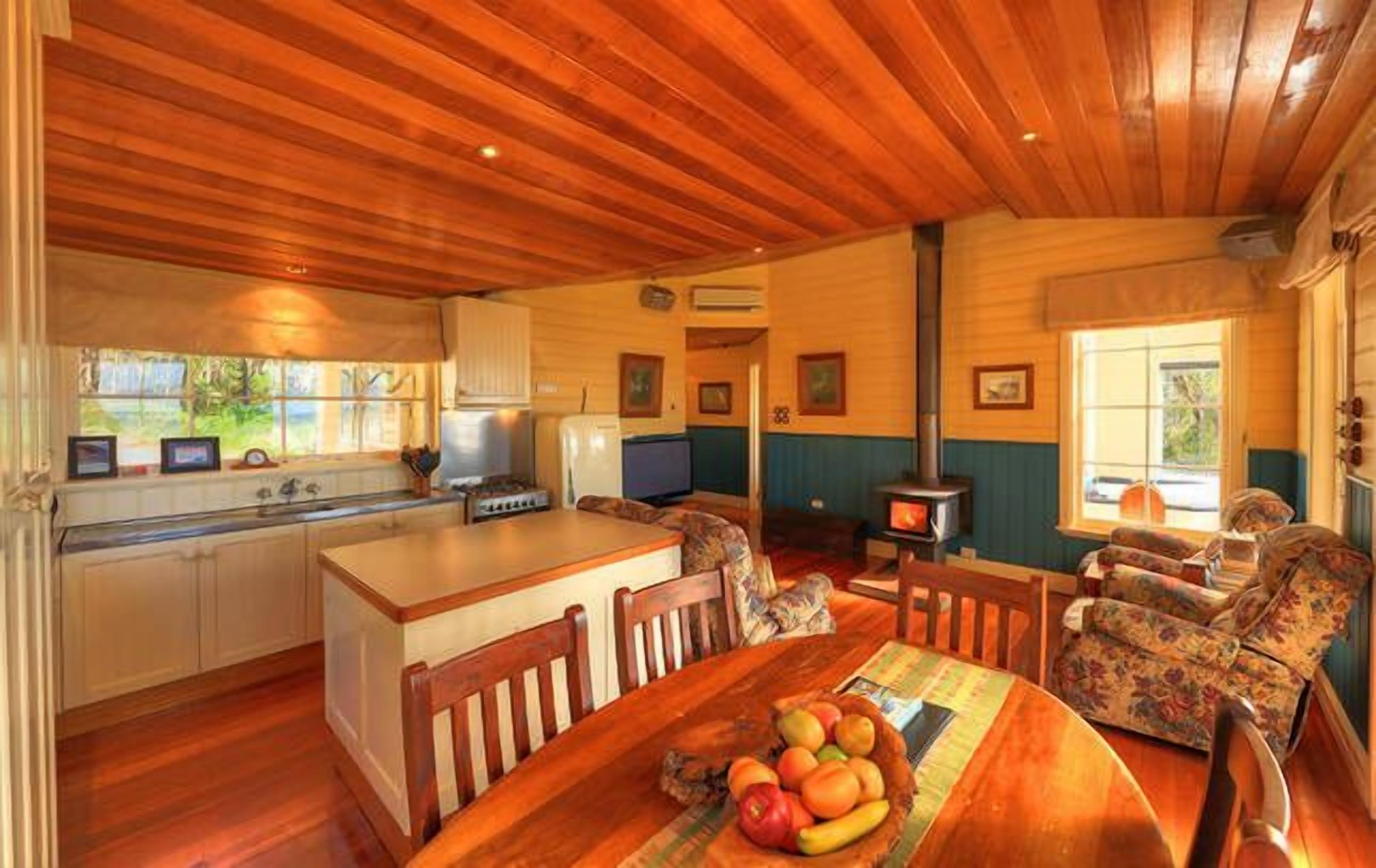 Island View Spa Cottage — image 9