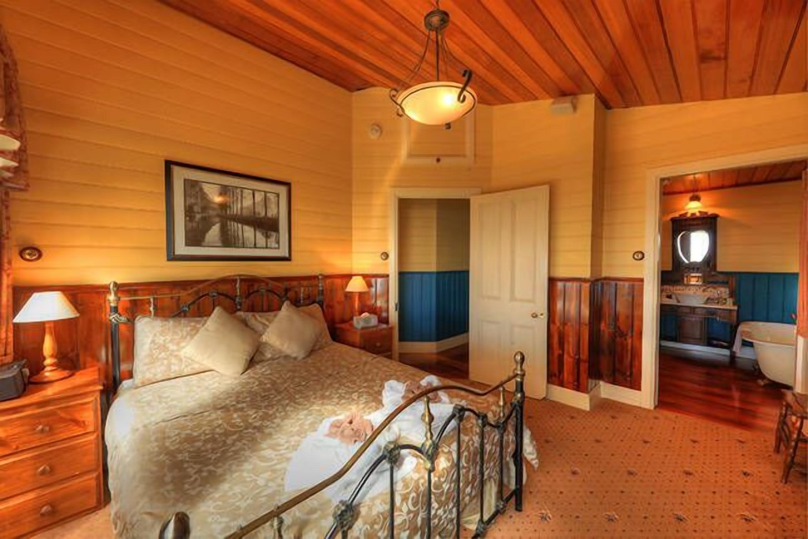 Island View Spa Cottage — image 13