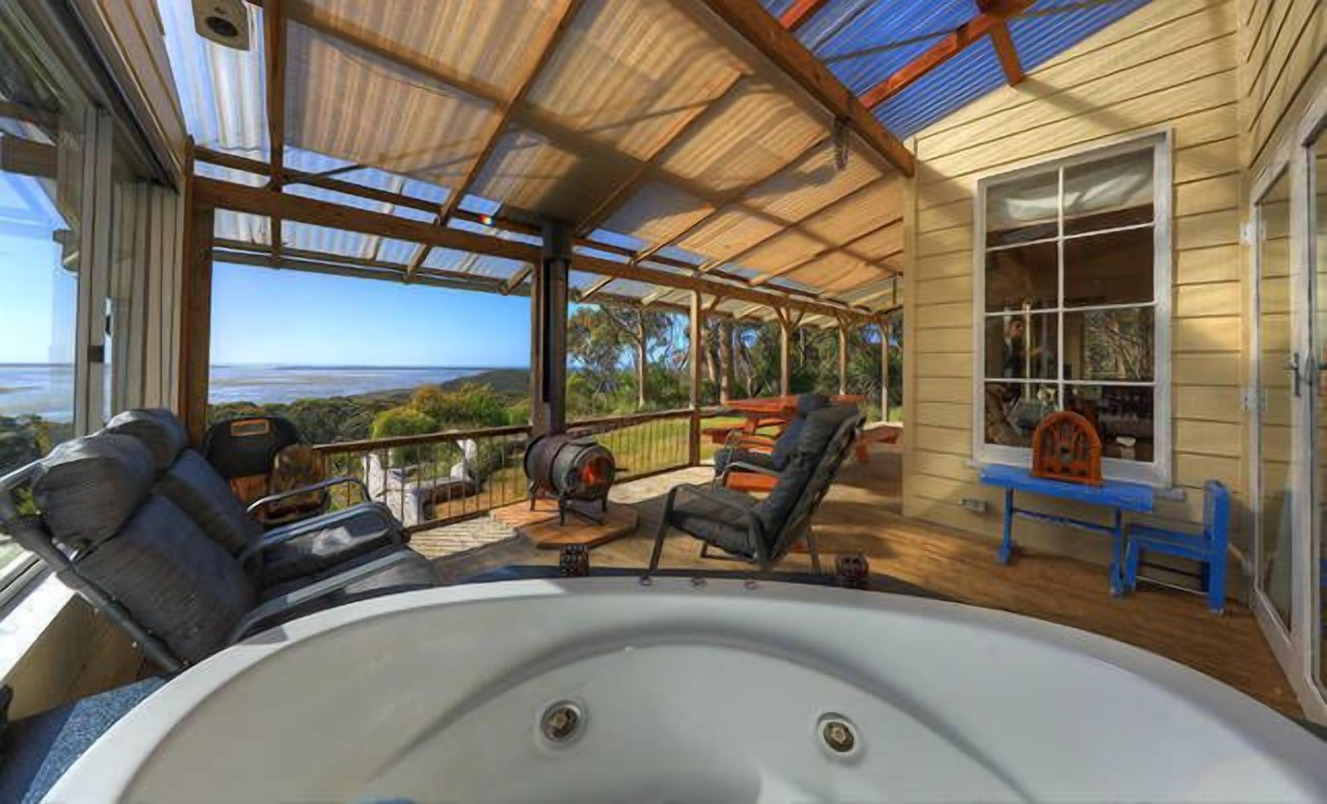 Island View Spa Cottage — image 4