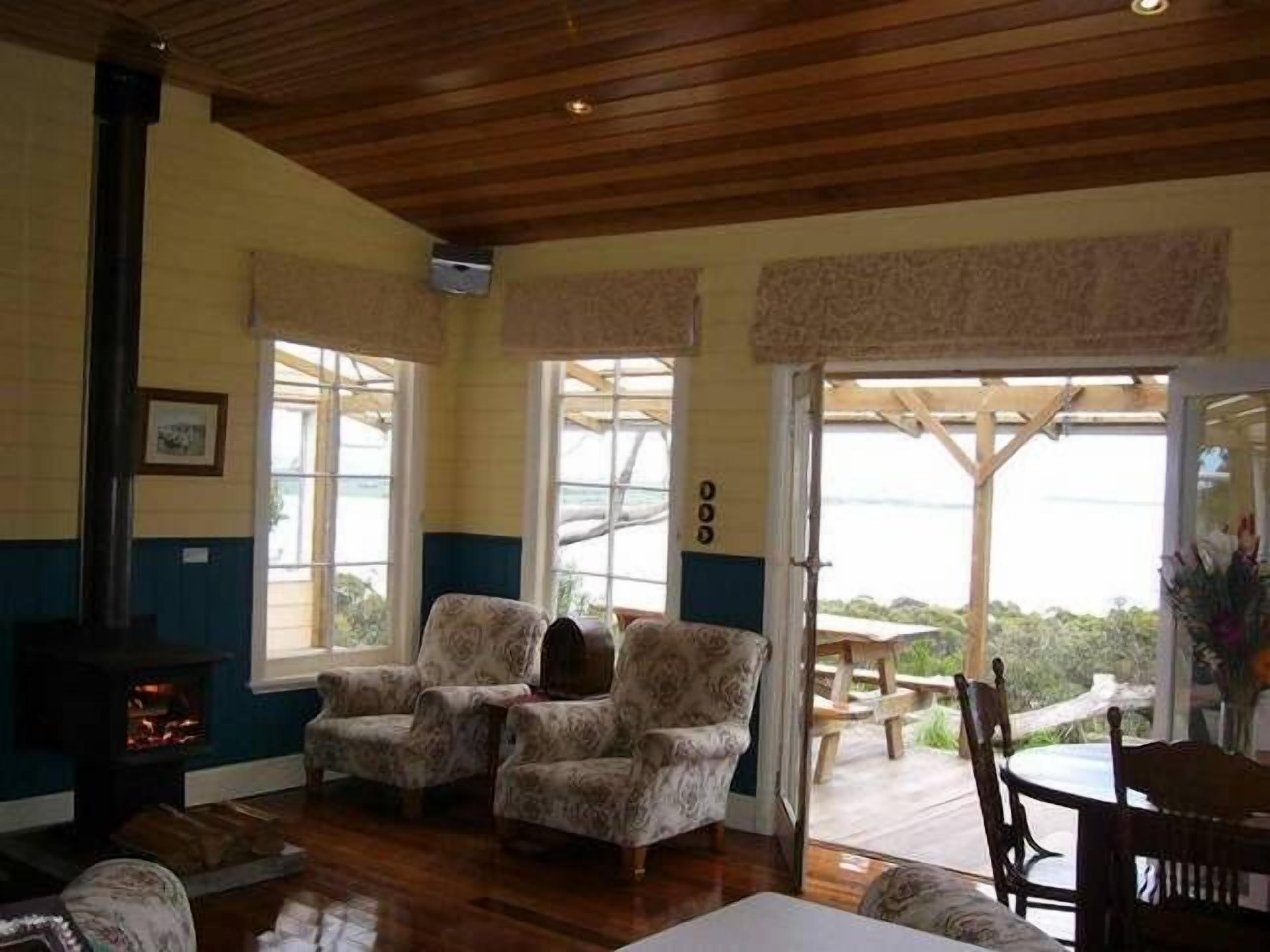 Island View Spa Cottage — image 11