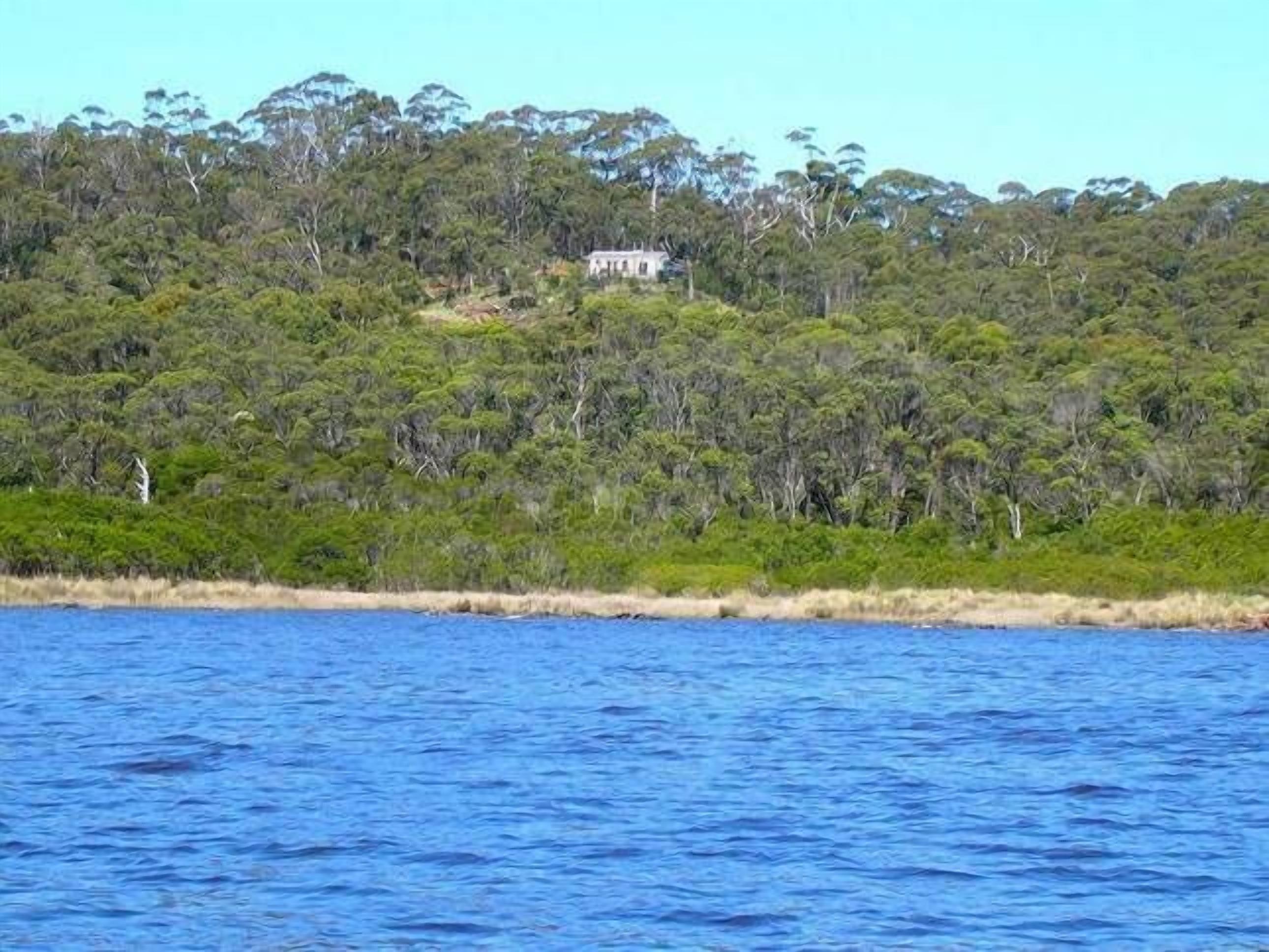 Island View Spa Cottage — image 2