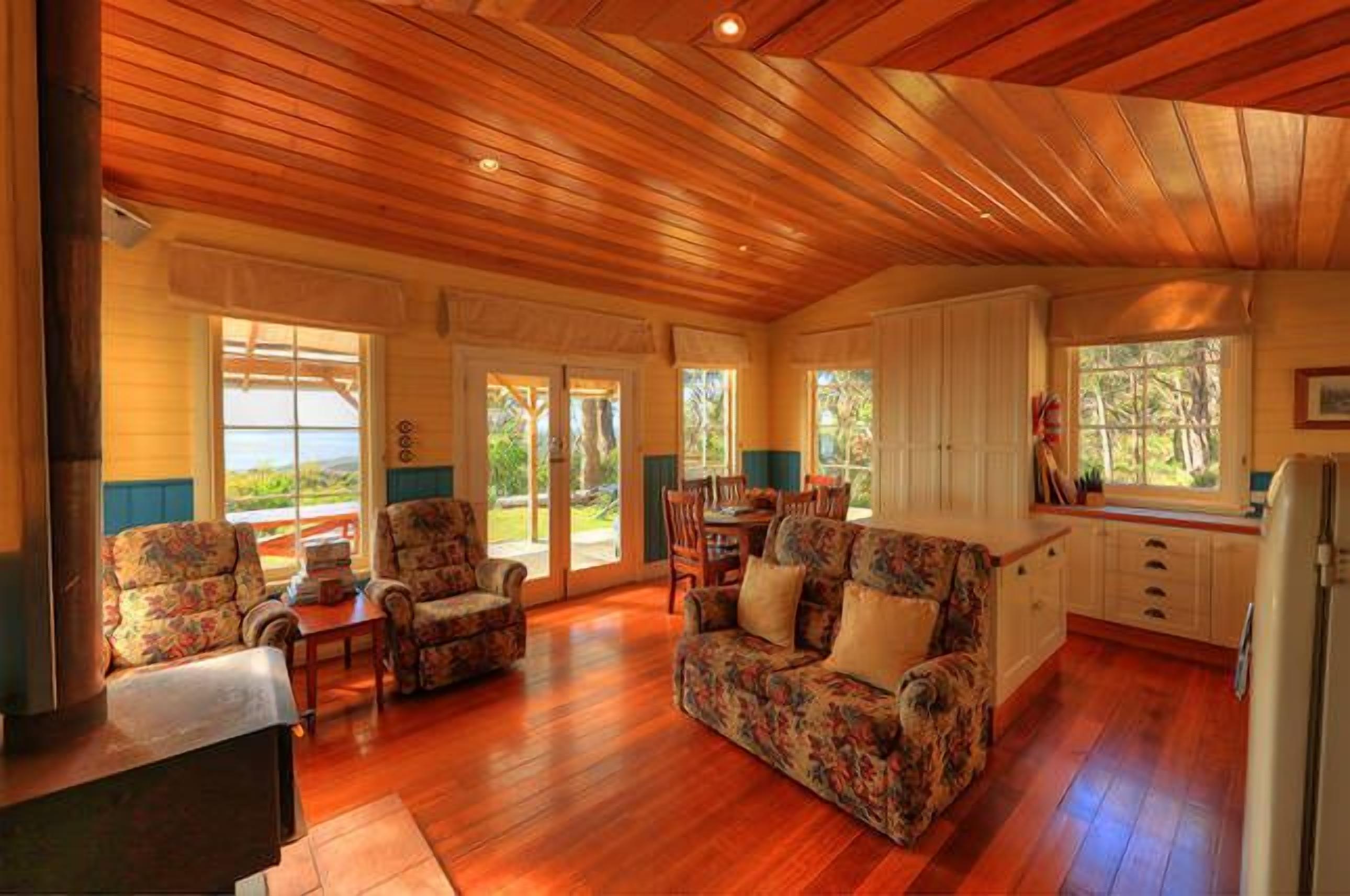 Island View Spa Cottage — image 16